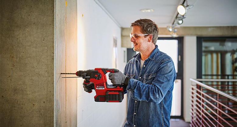 Working with a cordless rotary hammer